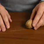 Come riparare piccoli graffi sui mobili in legno? Il trucco casalingo per farli sparire in pochi minuti